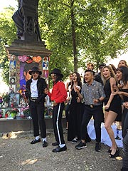 Medley von Michael Jackson Songs vor dem Denkmal gegenüber dem Hotel Bayerischer Hof (©Foto: Martin Schmitz)